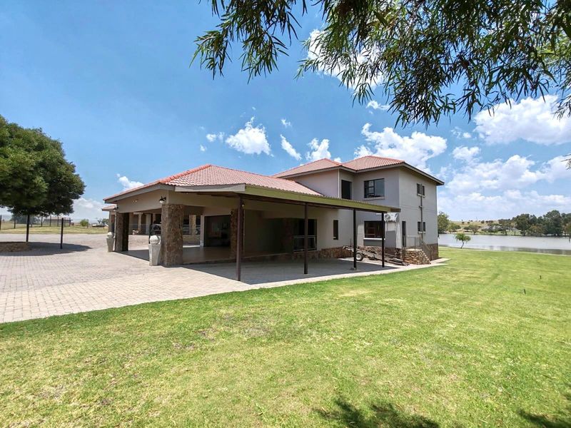 Stunning 7 Bedroom Family Home, Vaaldam, Free State - Photo 2