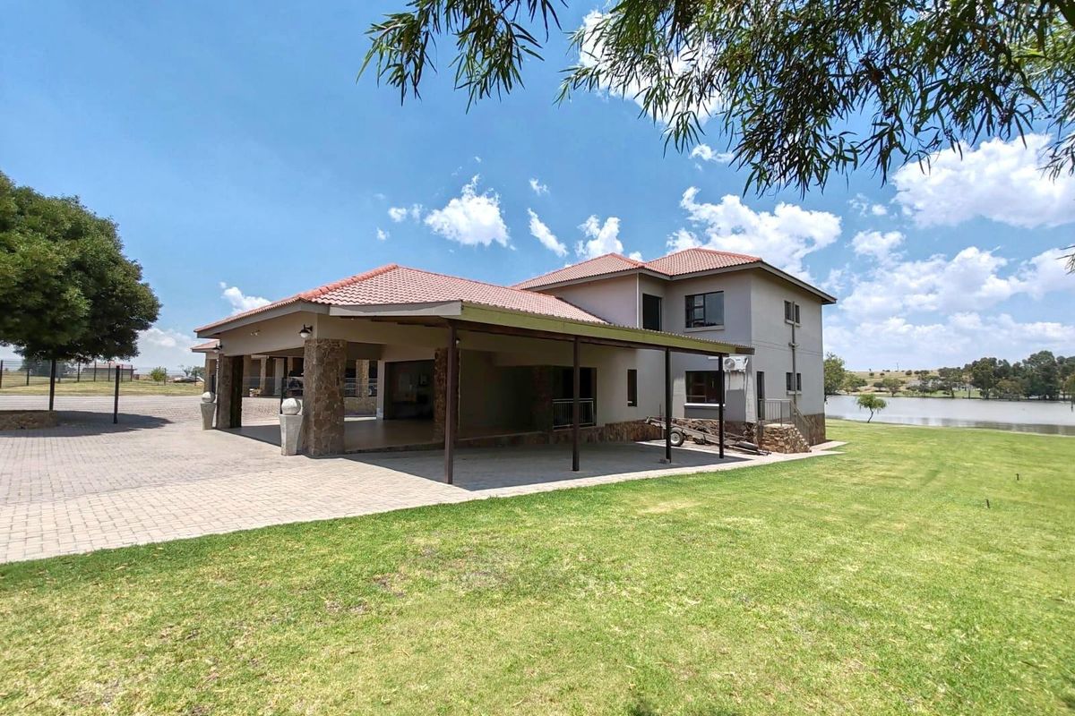 Stunning 7 Bedroom Family Home, Vaaldam, Free State - Photo 2