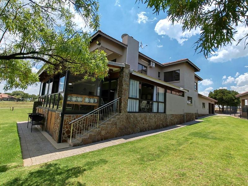 Stunning 7 Bedroom Family Home, Vaaldam, Free State - Photo 6