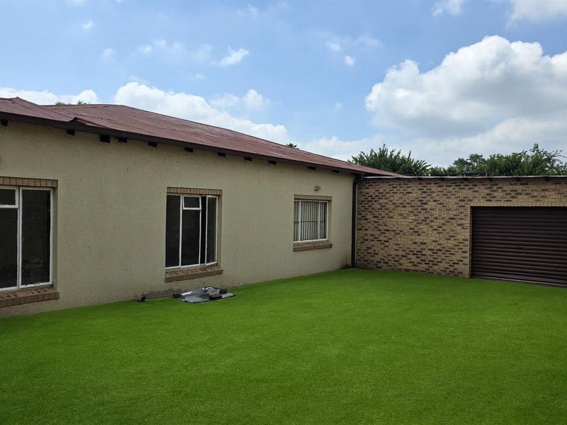 INTERESTED INVESTORS MIXED RESIDENTIAL ON A MASSIVE STAND HUGE HOUSE PLUS  7 UNIT A COMPLEX - Photo 2