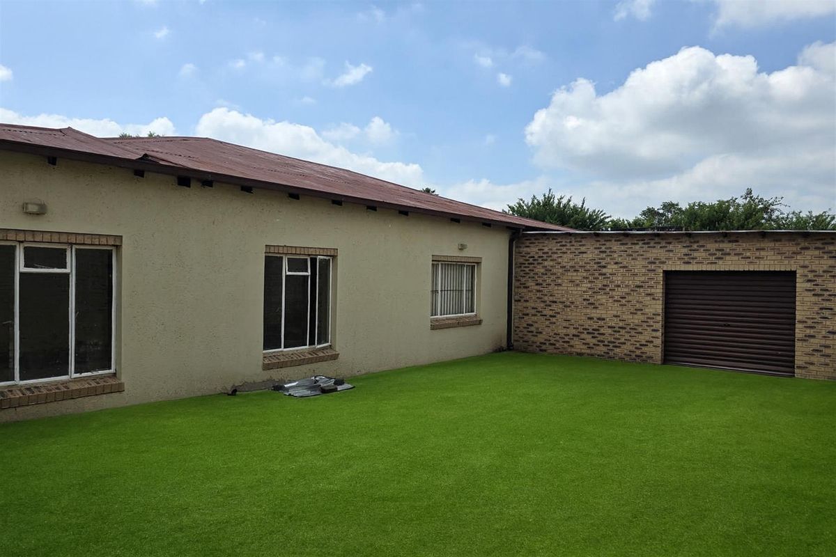 INTERESTED INVESTORS MIXED RESIDENTIAL ON A MASSIVE STAND HUGE HOUSE PLUS  7 UNIT A COMPLEX - Photo 2