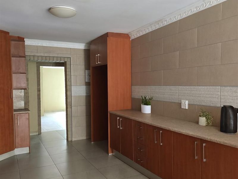 INTERESTED INVESTORS MIXED RESIDENTIAL ON A MASSIVE STAND HUGE HOUSE PLUS  7 UNIT A COMPLEX - Photo 5