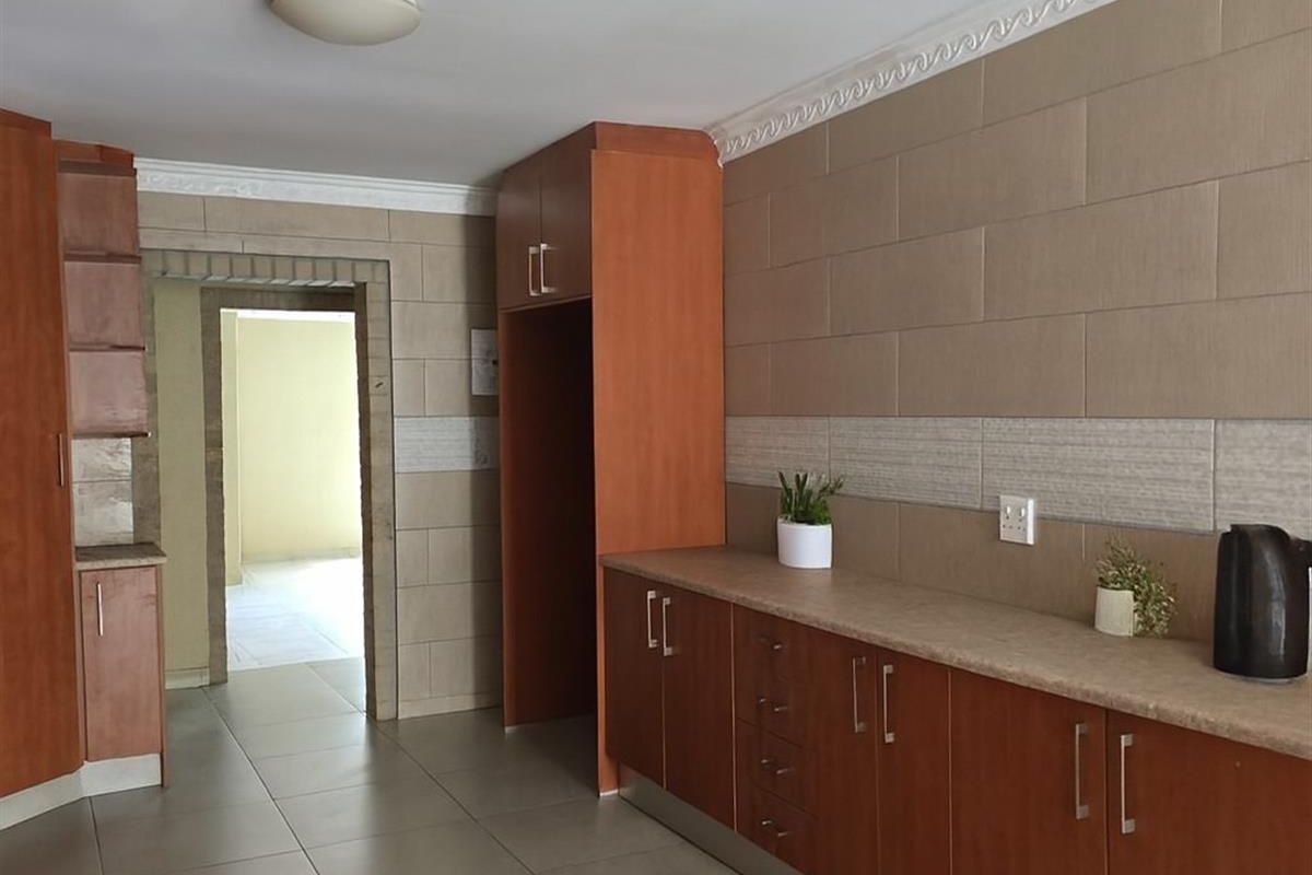 INTERESTED INVESTORS MIXED RESIDENTIAL ON A MASSIVE STAND HUGE HOUSE PLUS  7 UNIT A COMPLEX - Photo 5