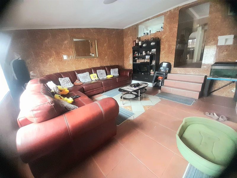Extended House with 7 Bedrooms and 2 Outbuildings For Sale in Trenance Manor, Phoenix, KwaZulu Natal - Photo 4