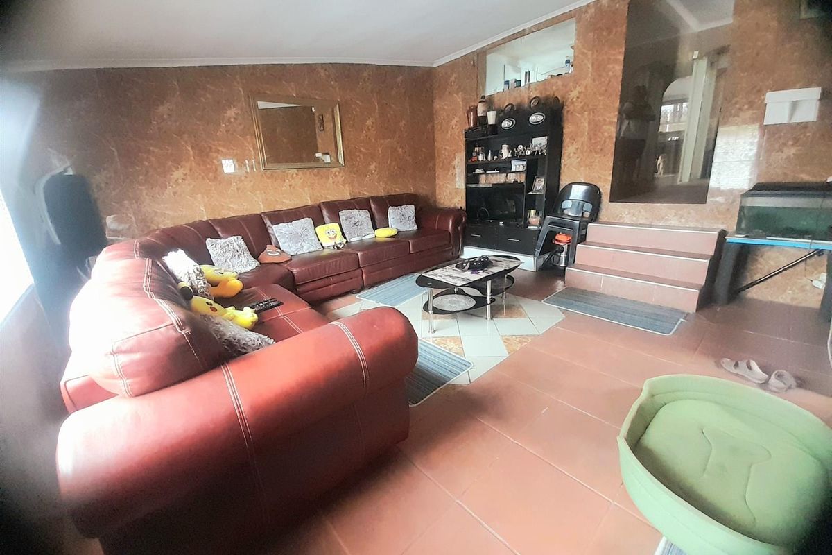 Extended House with 7 Bedrooms and 2 Outbuildings For Sale in Trenance Manor, Phoenix, KwaZulu Natal - Photo 4