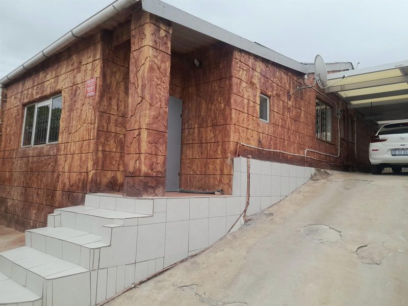 Extended House with 7 Bedrooms and 2 Outbuildings For Sale in Trenance Manor, Phoenix, KwaZulu Natal - Photo 2