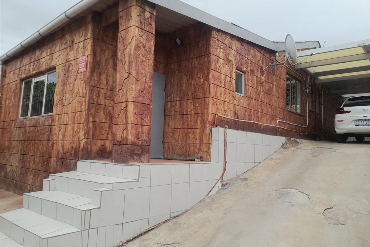 Extended House with 7 Bedrooms and 2 Outbuildings For Sale in Trenance Manor, Phoenix, KwaZulu Natal - Photo 2