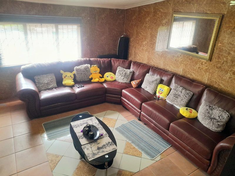 Extended House with 7 Bedrooms and 2 Outbuildings For Sale in Trenance Manor, Phoenix, KwaZulu Natal - Photo 3