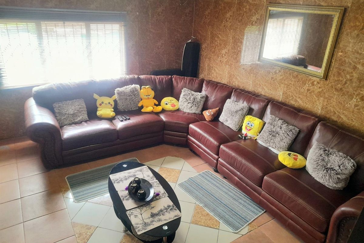 Extended House with 7 Bedrooms and 2 Outbuildings For Sale in Trenance Manor, Phoenix, KwaZulu Natal - Photo 3