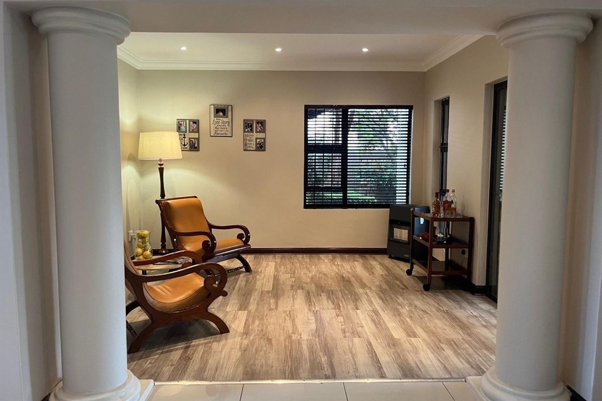 Luxury 4-bedroom Ultra-modern freestanding family home, in the sought-after Meyersdal! - Photo 4