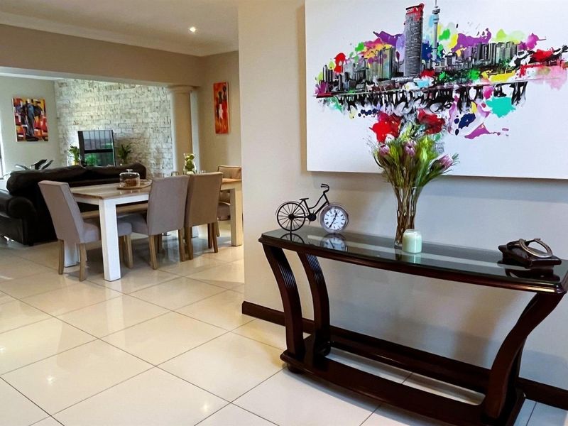 Luxury 4-bedroom Ultra-modern freestanding family home, in the sought-after Meyersdal! - Photo 8