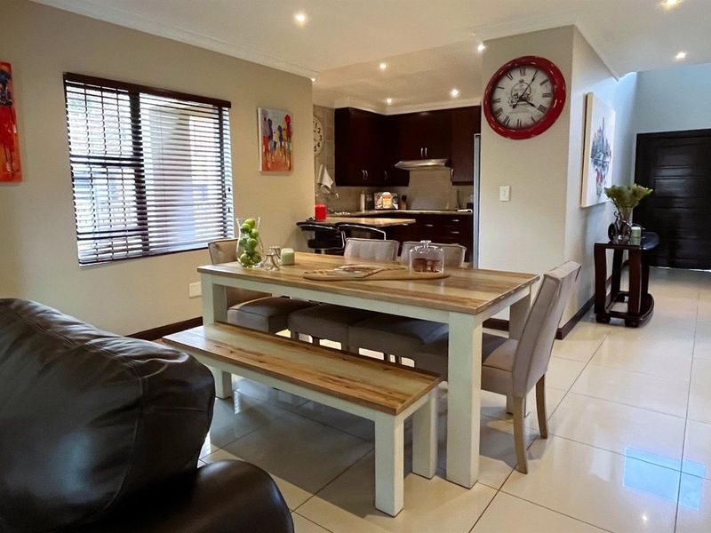 Luxury 4-bedroom Ultra-modern freestanding family home, in the sought-after Meyersdal! - Photo 9