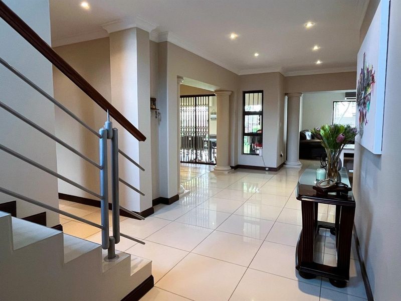Luxury 4-bedroom Ultra-modern freestanding family home, in the sought-after Meyersdal! - Photo 6
