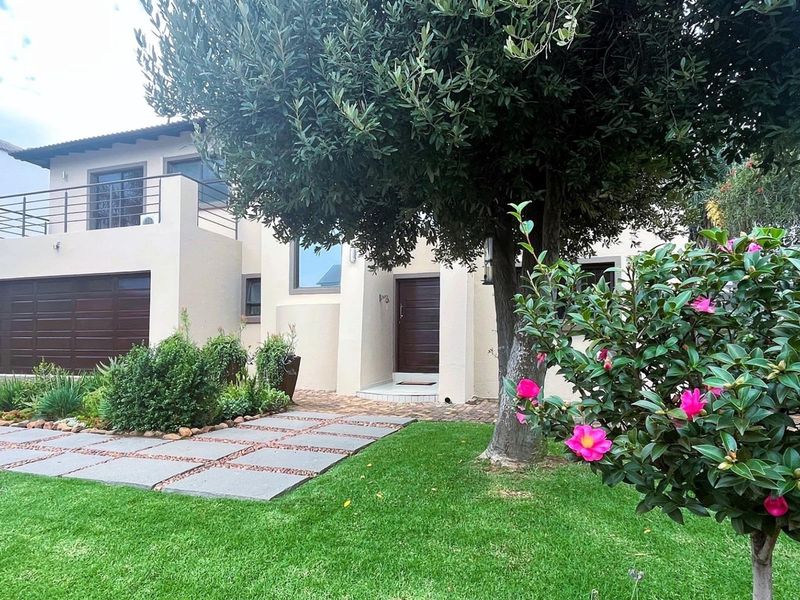 Luxury 4-bedroom Ultra-modern freestanding family home, in the sought-after Meyersdal! - Photo 2