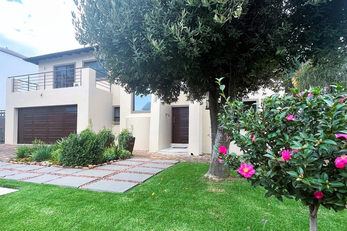 Luxury 4-bedroom Ultra-modern freestanding family home, in the sought-after Meyersdal! - Photo 2
