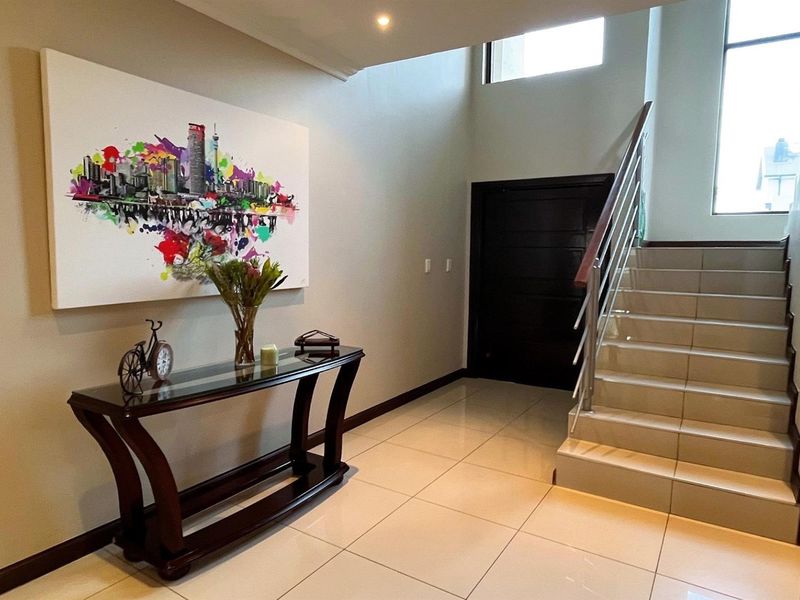 Luxury 4-bedroom Ultra-modern freestanding family home, in the sought-after Meyersdal! - Photo 7