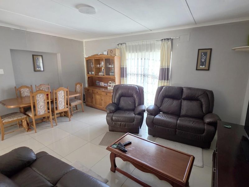 Four bedroom home for sale in Uvongo, Margate, KwaZulu Natal - Photo 9