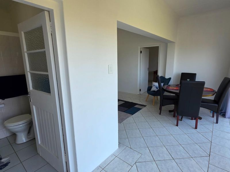 Lovely 2 bedroom, 1 bathroom apartment within walking distance of the beach! - Photo 6