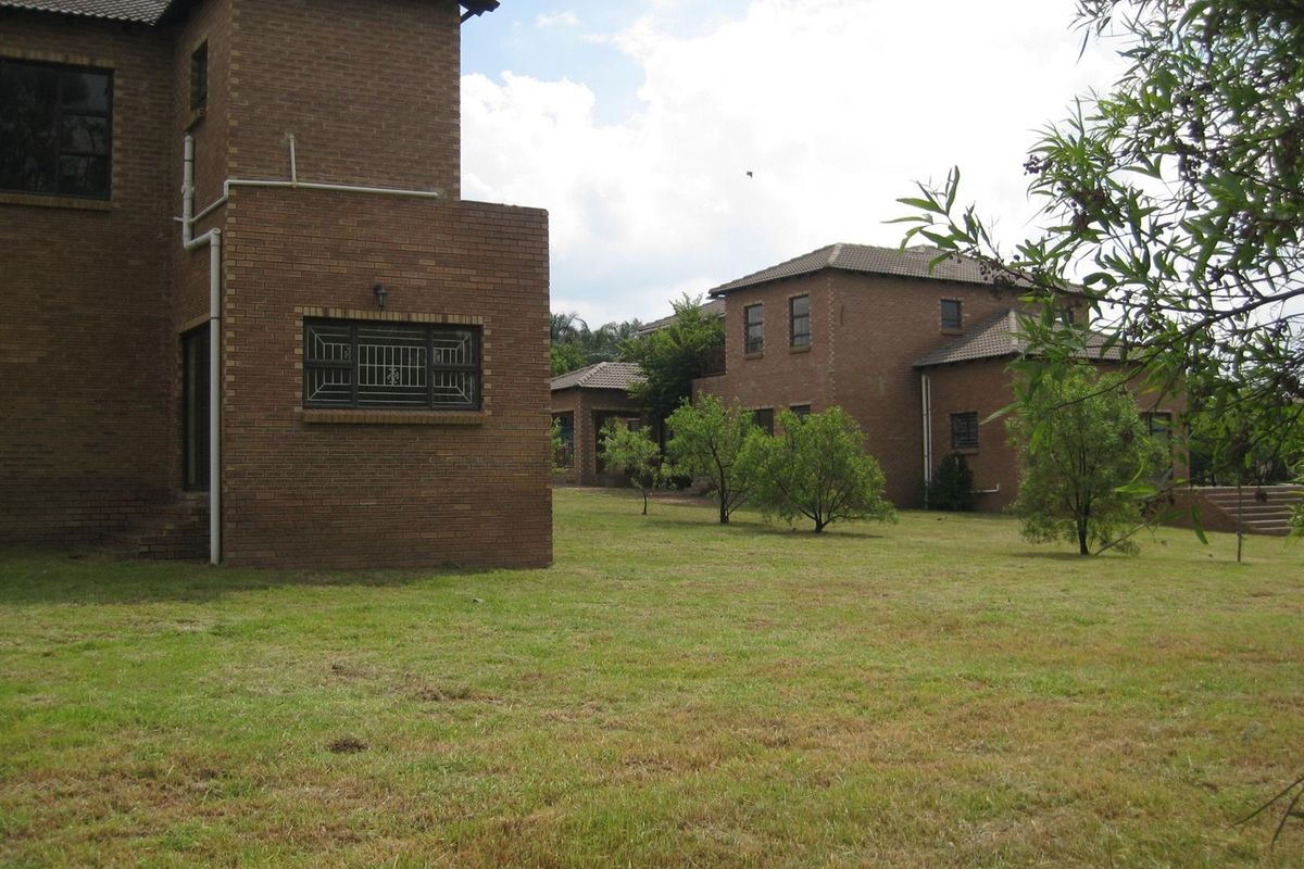Twin Duplexes For Two Large Families For Sale in Beaulieu, Midrand - Photo 5