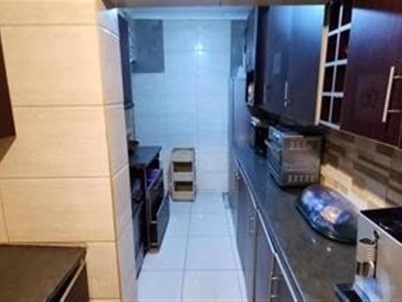 5 Bedroom house for sale in Malibu Village - Photo 3