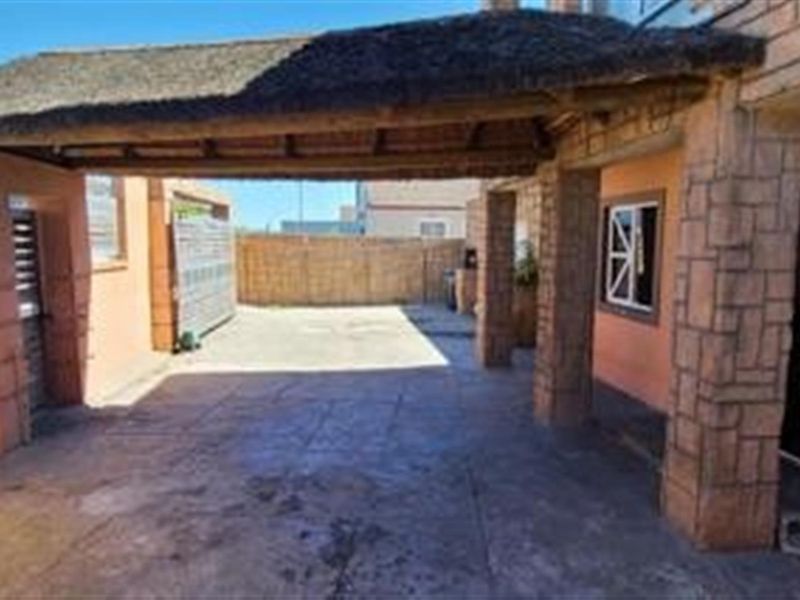 5 Bedroom house for sale in Malibu Village - Photo 2