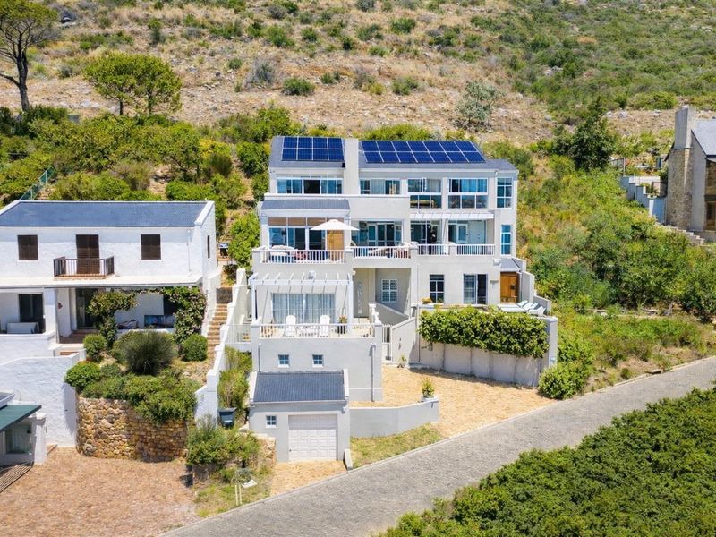 4 Bedroom Luxury House For Sale in Simons Kloof. - Photo 2