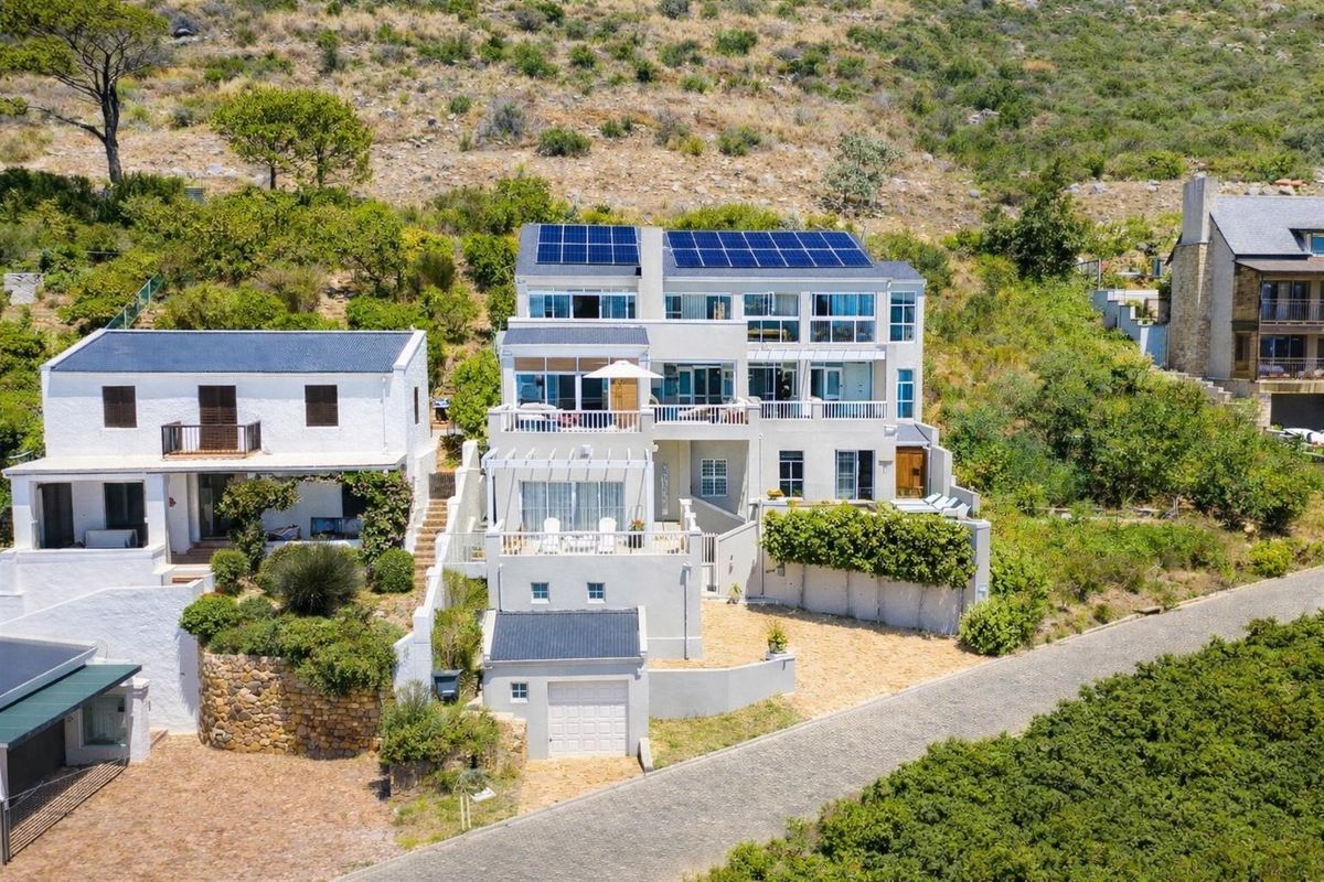 4 Bedroom Luxury House For Sale in Simons Kloof. - Photo 2