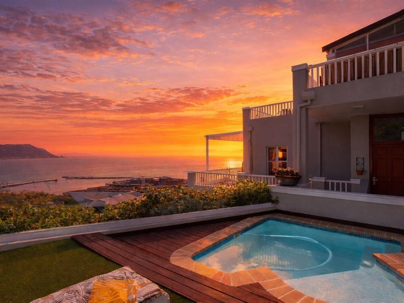 4 Bedroom Luxury House For Sale in Simons Kloof. - Photo 3