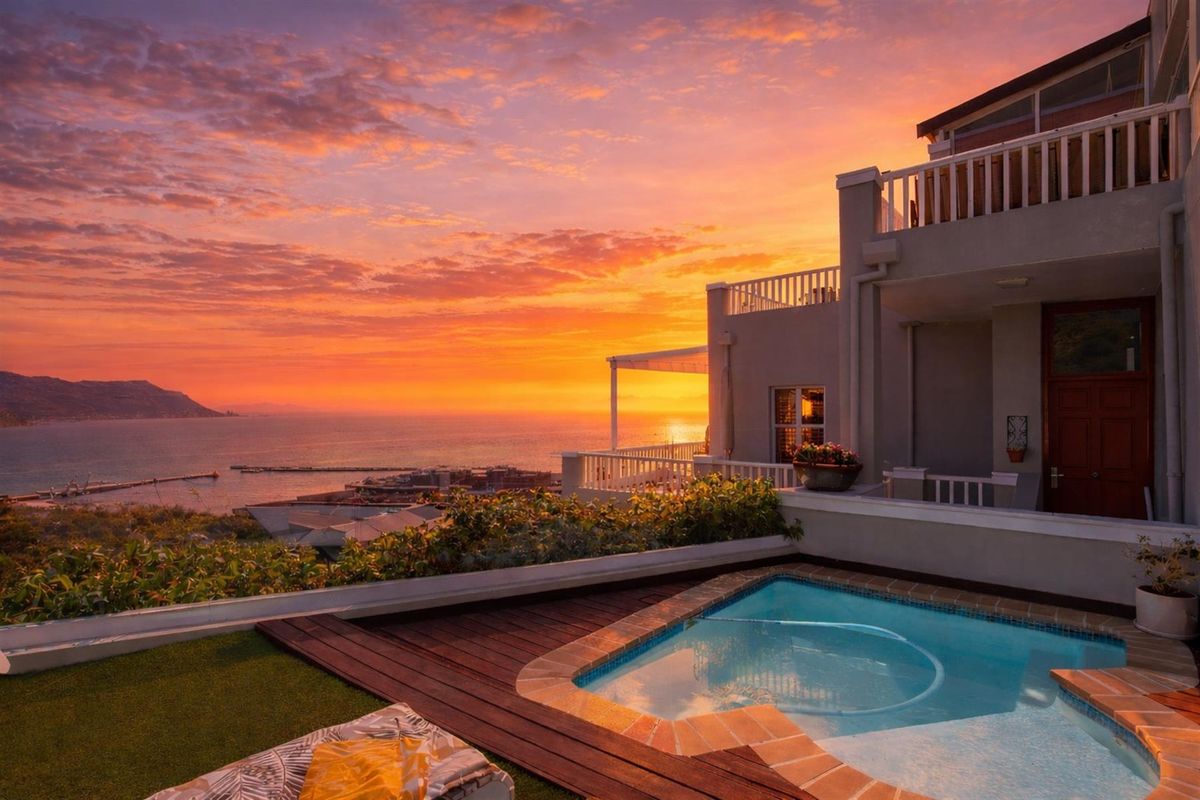 4 Bedroom Luxury House For Sale in Simons Kloof. - Photo 3