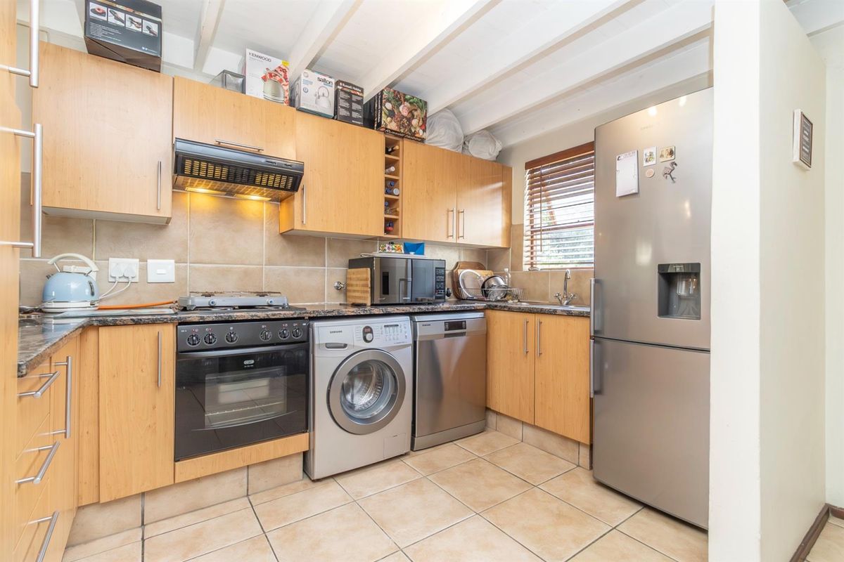 Modern Loft-Style Living | 2 Bed • 2 Bath • 136sqm - Photo 5