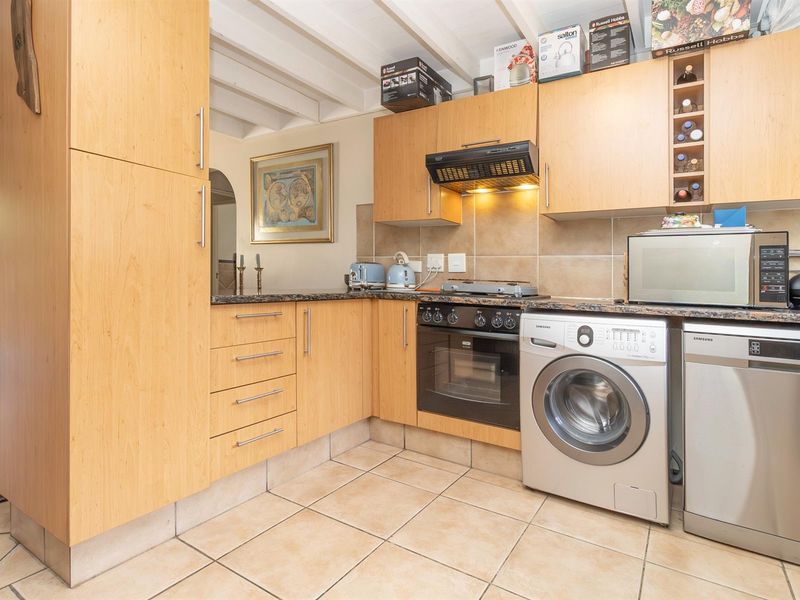 Modern Loft-Style Living | 2 Bed • 2 Bath • 136sqm - Photo 7