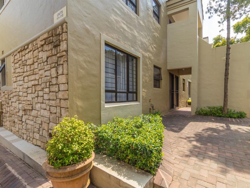 Modern Loft-Style Living | 2 Bed • 2 Bath • 136sqm - Photo 3