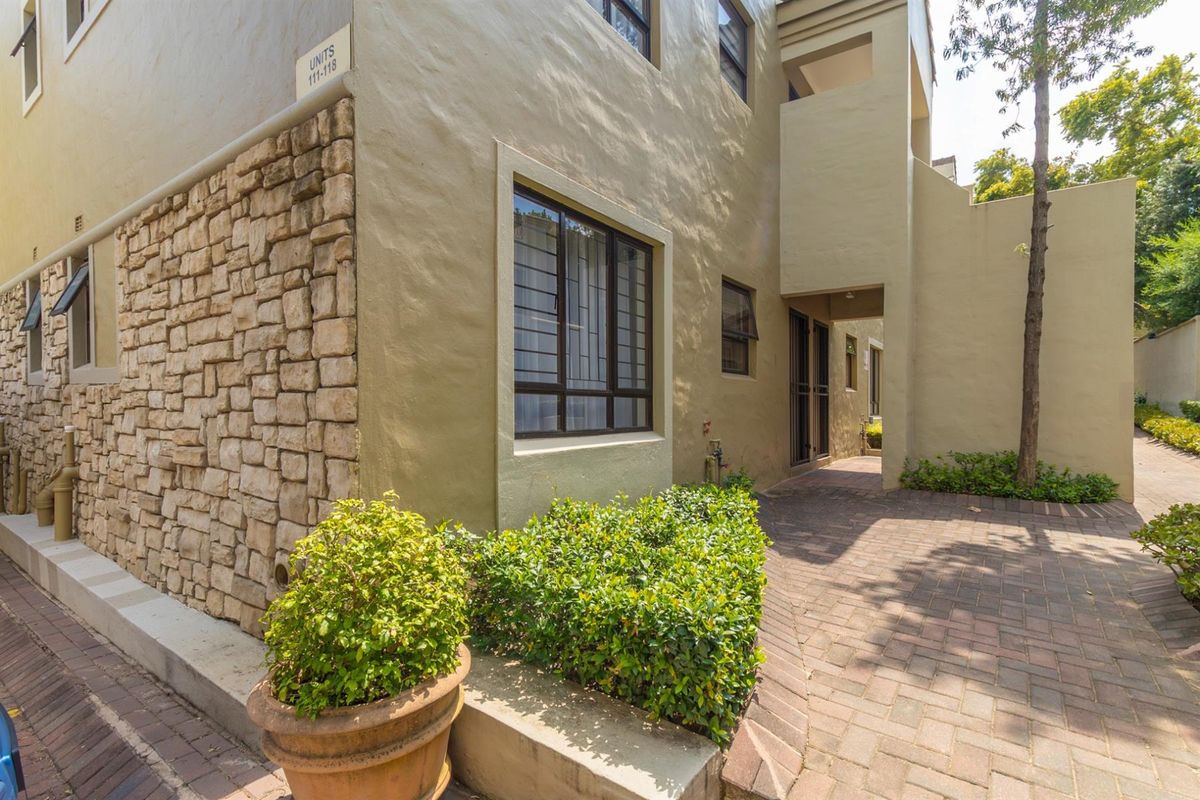 Modern Loft-Style Living | 2 Bed • 2 Bath • 136sqm - Photo 3