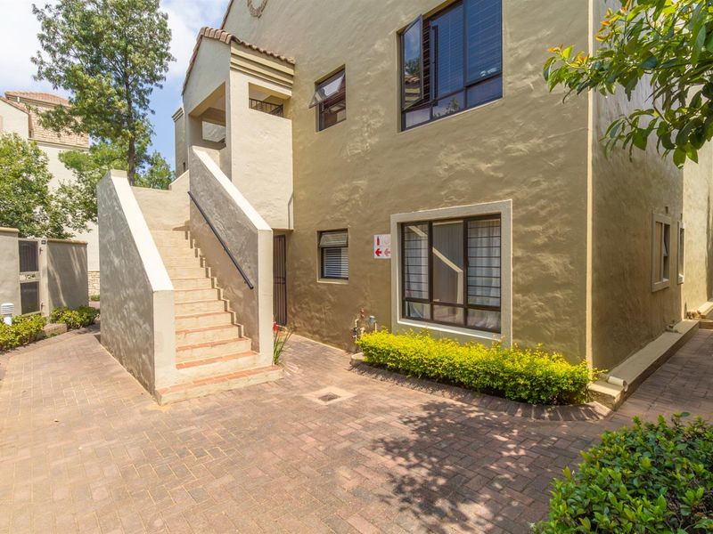 Modern Loft-Style Living | 2 Bed • 2 Bath • 136sqm - Photo 4