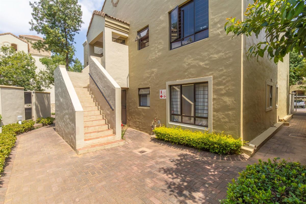 Modern Loft-Style Living | 2 Bed • 2 Bath • 136sqm - Photo 4