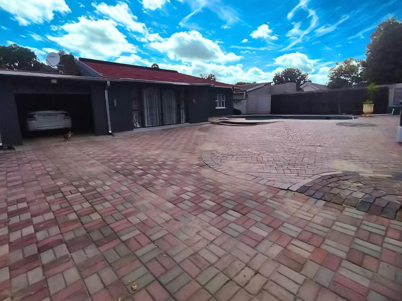 Family Home For Sale in Florida Lake, Roodepoort - Photo 2