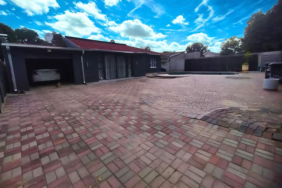 Family Home For Sale in Florida Lake, Roodepoort - Photo 2