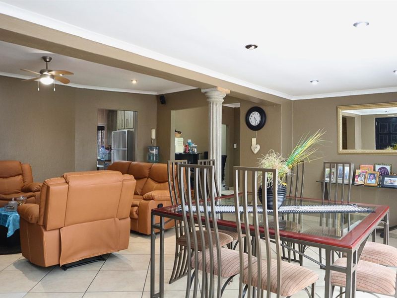 Family Home For Sale in Florida Lake, Roodepoort - Photo 10