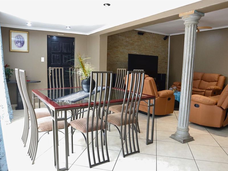 Family Home For Sale in Florida Lake, Roodepoort - Photo 9