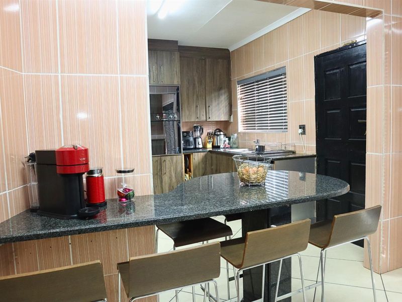 Family Home For Sale in Florida Lake, Roodepoort - Photo 7