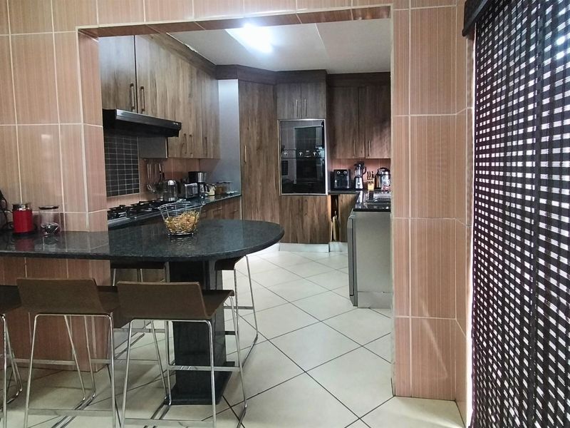 Family Home For Sale in Florida Lake, Roodepoort - Photo 4