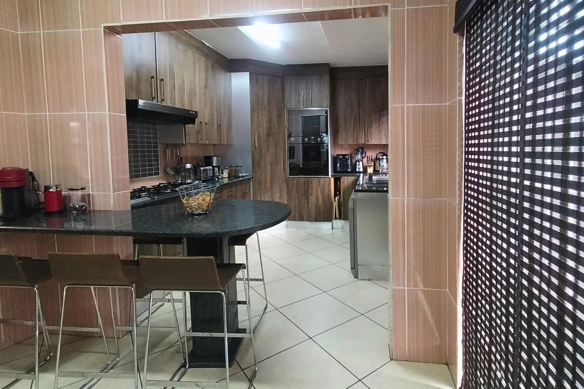 Family Home For Sale in Florida Lake, Roodepoort - Photo 4