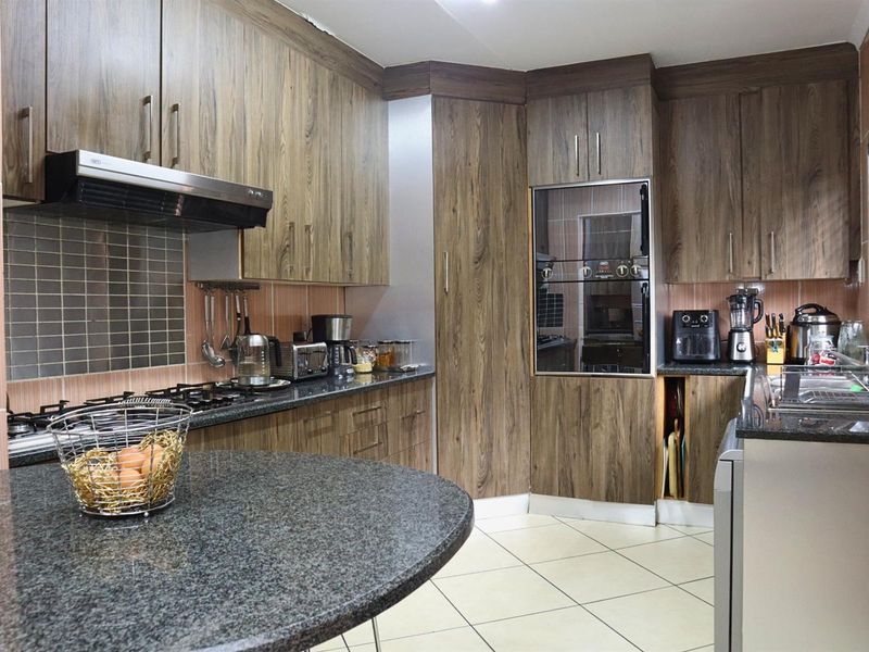 Family Home For Sale in Florida Lake, Roodepoort - Photo 5