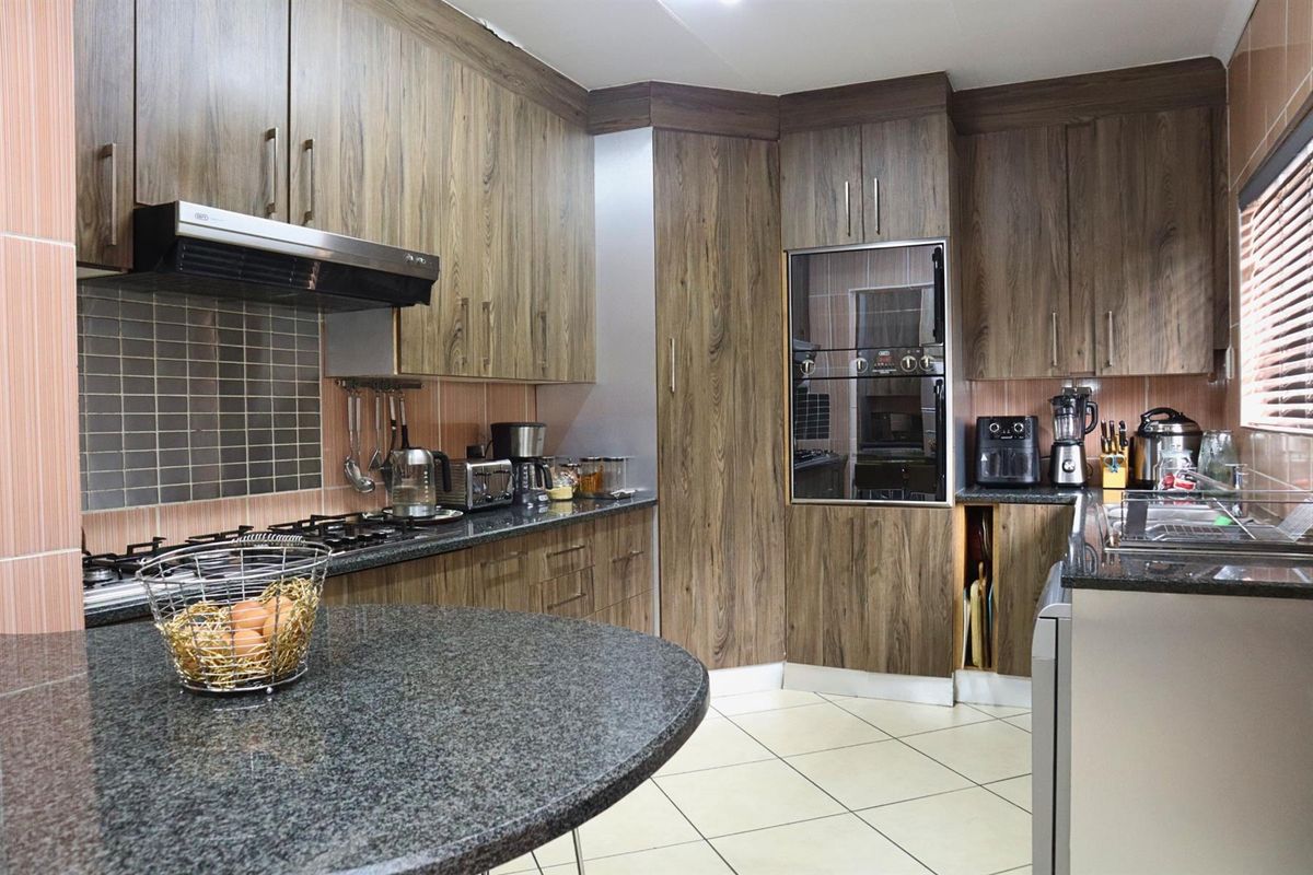 Family Home For Sale in Florida Lake, Roodepoort - Photo 5