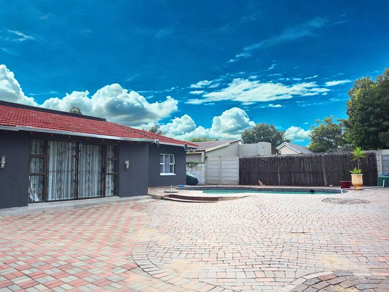 Family Home For Sale in Florida Lake, Roodepoort - Photo 3