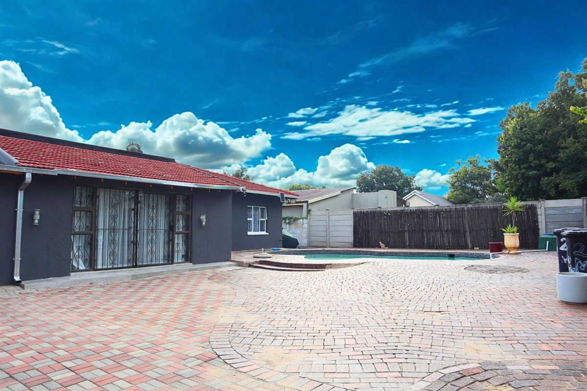 Family Home For Sale in Florida Lake, Roodepoort - Photo 3