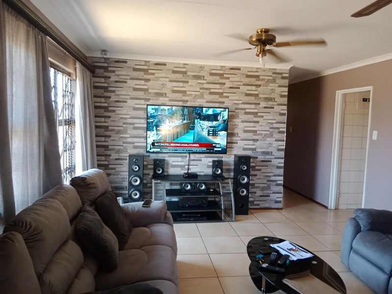 House For Sale in Newlands West, KwaZulu Natal - Photo 2