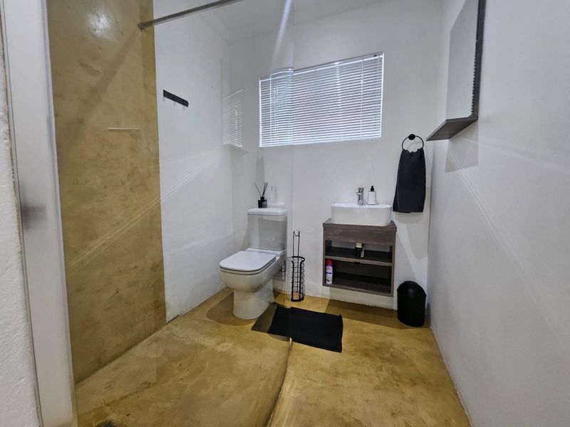 Stunning Multi-Level 4-Bedroom Home with Harbour Views - Upper Glenwood For Sale - Photo 10