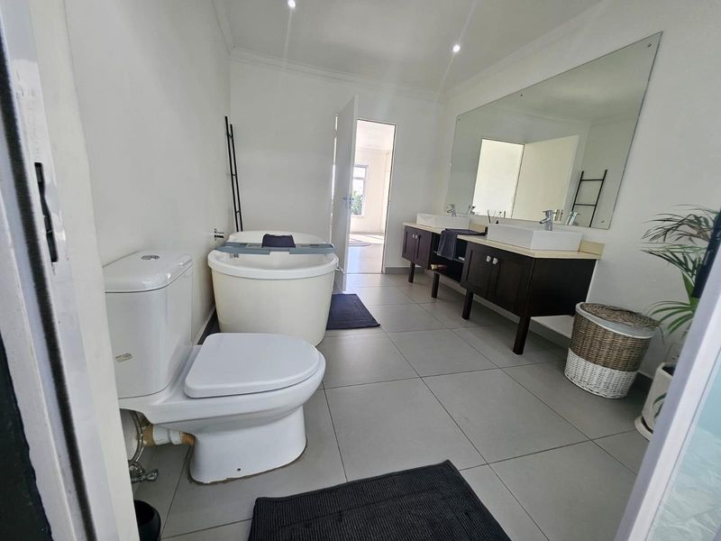 Stunning Multi-Level 4-Bedroom Home with Harbour Views - Upper Glenwood For Sale - Photo 8