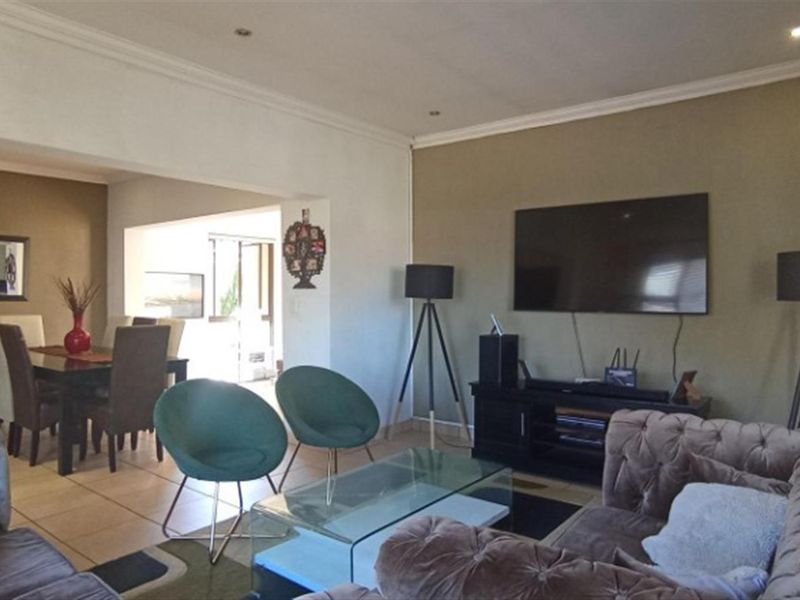 4 Bed House For Sale in Amberfield Valley, Centurion - Photo 2